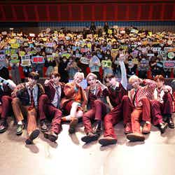 （左から）ギョンホ、ヨジョン、ドンゴン、チャン、ジェイユー、レンタ、ジェユン、ダイゴ、ジス「Mnet Japan Winter Party TO1 と一緒に過ごす最高に“SPECIAL”な Winter Party！」（C） CJ ENM Japan