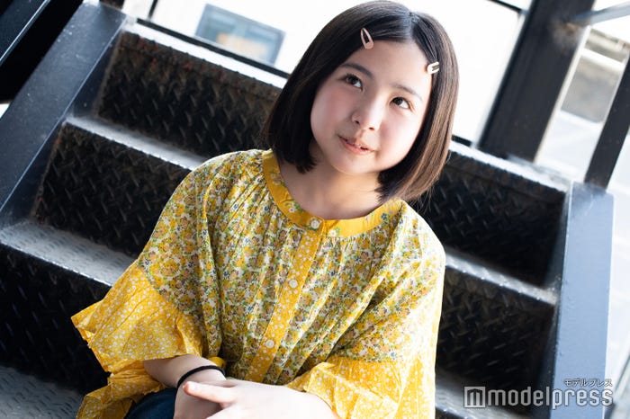 「夏休みはいつまででしたか?」と尋ねられ懸命に思い出そうとする増田梨沙(C)モデルプレス