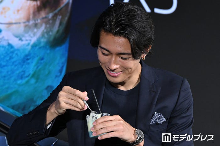 食リポに挑戦する中村敬斗選手(C)モデルプレス