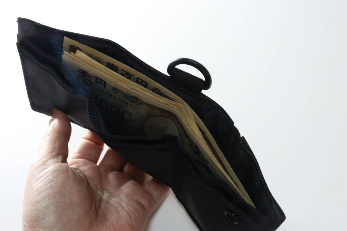 ダイソー 三つ折り財布 ダイソーの三つ折り財布にお札を入れる