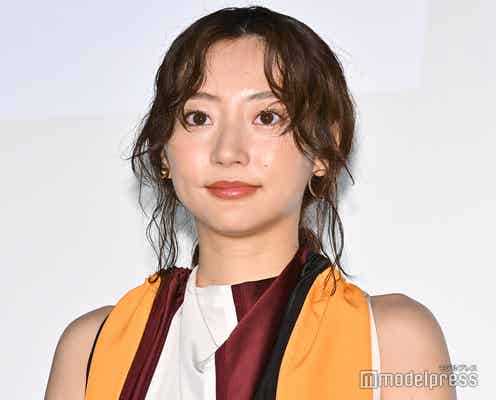 武田玲奈、ミニ丈×黒タイツで美脚透ける「腰の位置が高い」「スタイル良すぎ」の声