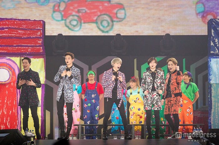 カラフルな衣装でファンタジックな世界を表現/SHINee