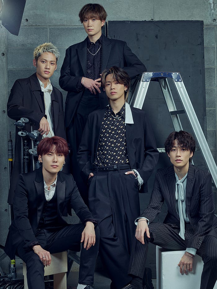 コムドット(左上から時計回りに)ゆうま、やまと、ゆうた、あむぎり、ひゅうが「モデルプレスカウントダウンマガジン vol.5」より(東京ニュース通信社/2月16日発売)