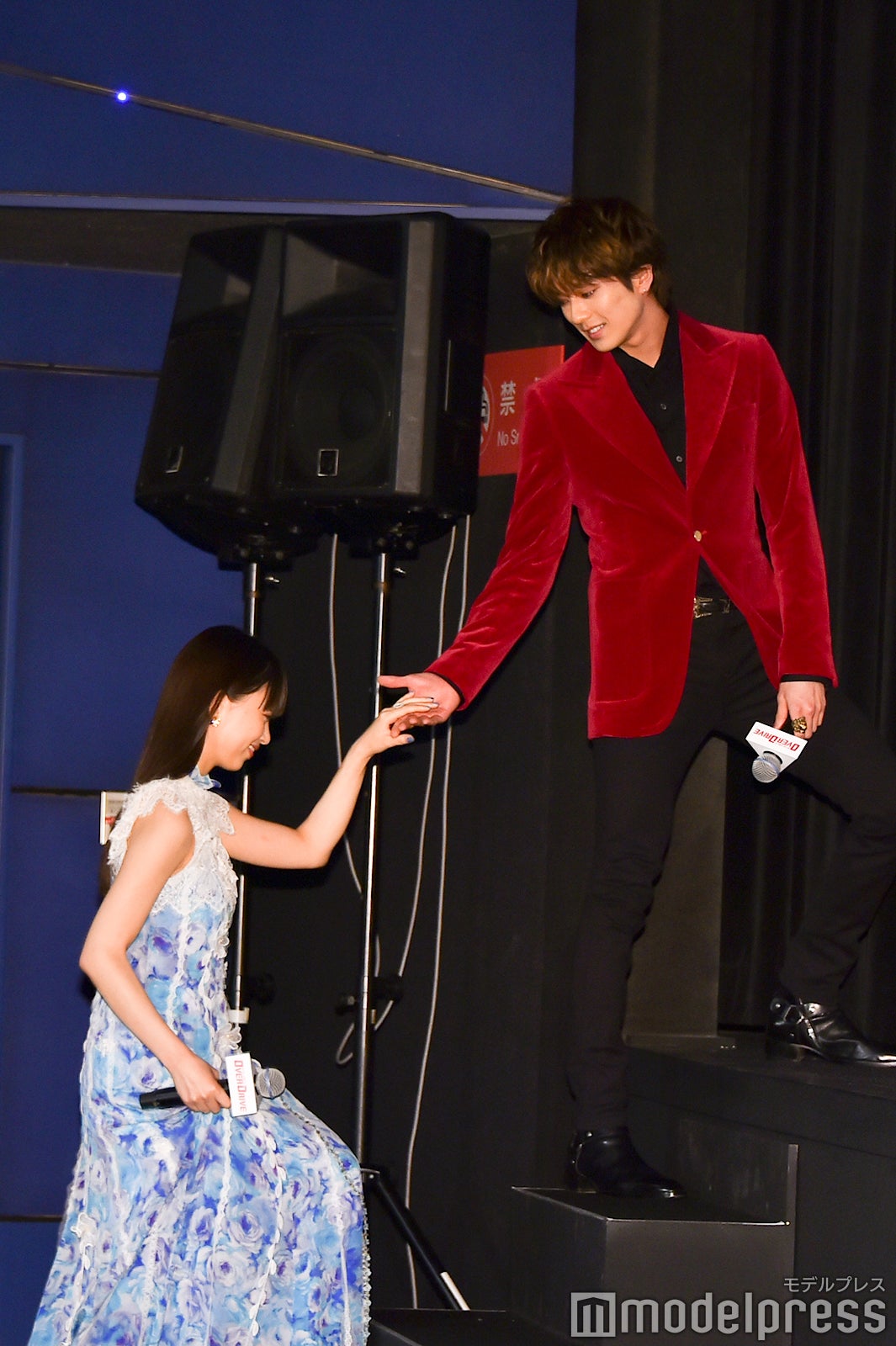 森川葵をエスコートする新田真剣佑 （C）モデルプレス