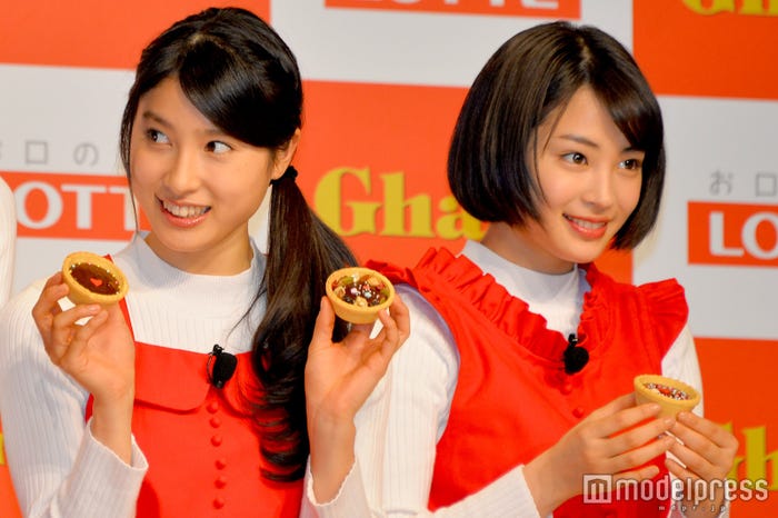 手作りタルトを見せる土屋太鳳&広瀬すず(C)モデルプレス