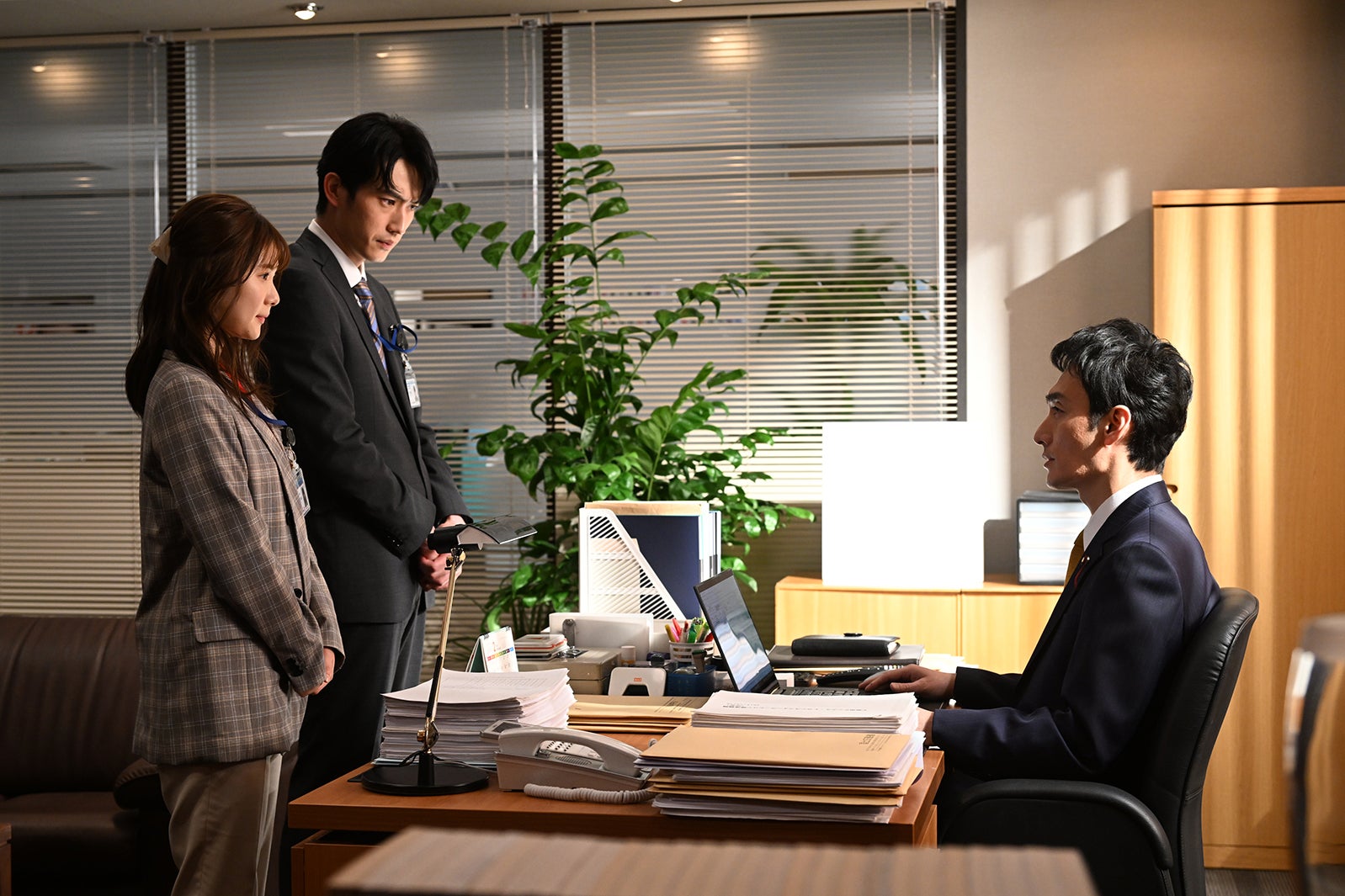 小野花梨、杉野遥亮、草なぎ剛「罠の戦争」第8話より（C）カンテレ