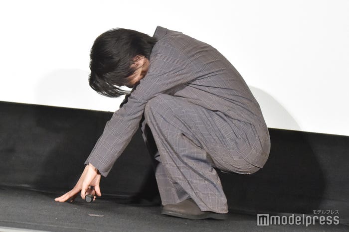 ステージ上で崩れ落ちる中村倫也(C)モデルプレス