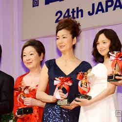 「第24回 日本ジュエリーベストドレッサー賞」授賞式（左から：内村航平選手、由紀さおり、高橋惠子、永作博美、松嶋菜々子）