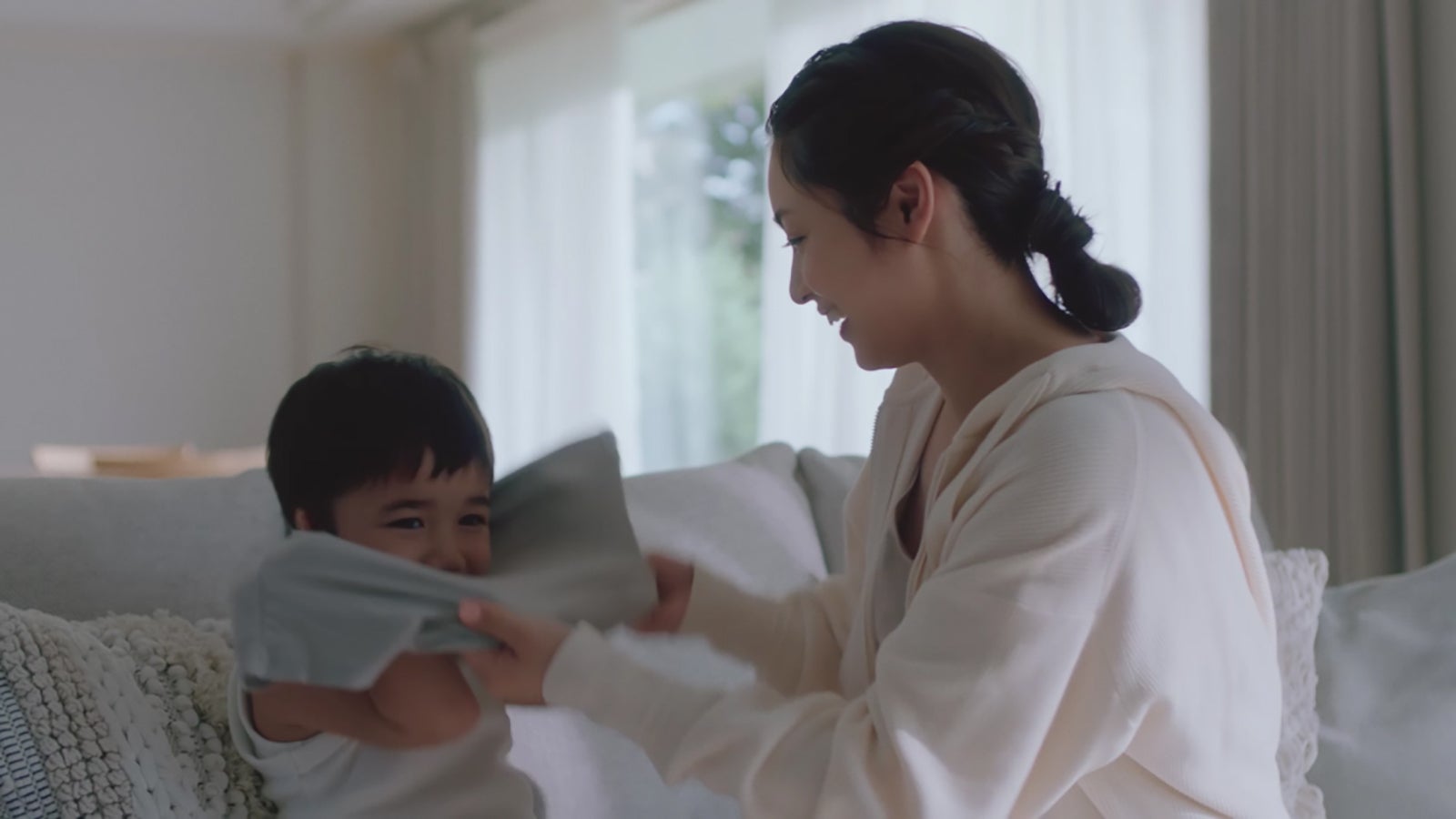 バンビーノ君＆平愛梨／新TVCM『親子との日常篇』より（提供写真）