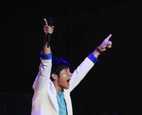 ミスチル桜井「まだ発表されてない曲をやります」、新ユニット・ウカスカジーが5万人と新曲大合唱