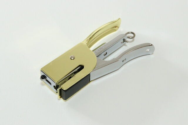 ダイソー　レバー式ホッチキス（ゴールドカラー、シルバーカラー）　デザイン