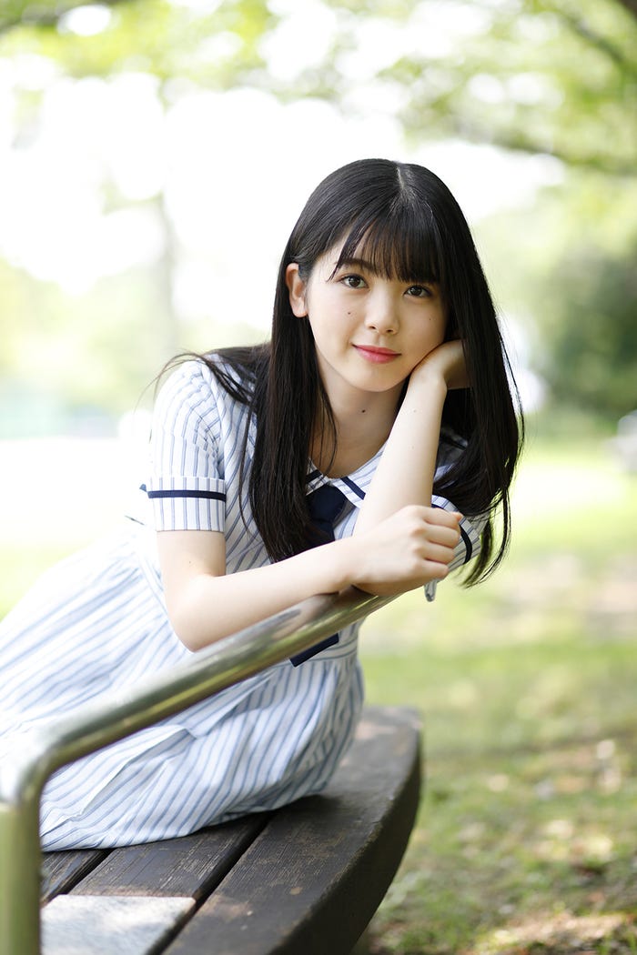 「夏のFree&Easy」(2014年7月発売の9thシングル)の衣装を着た筒井あやめ(提供写真)