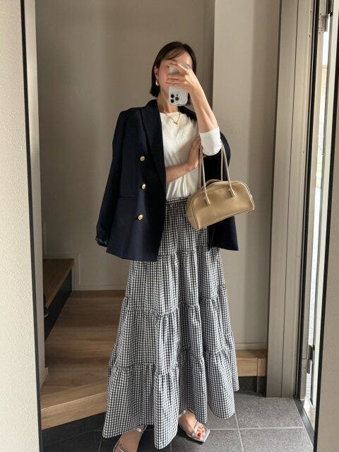 大人の甘めカジュアルコーデ　ジャケットを羽織る