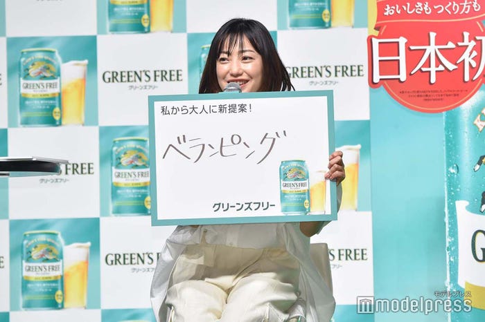 フリップを手に持つ菅野美穂 (C)モデルプレス