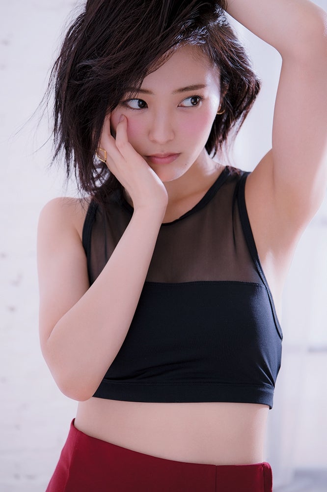 Nmb48山本彩 美くびれ くっきり谷間のバストで悩殺 初の女性誌表紙 モデルプレス