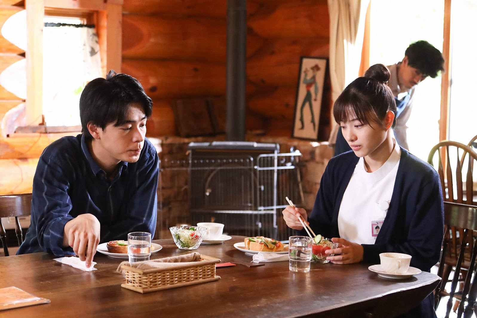 成田凌、石原さとみ／「アンサング・シンデレラ 病院薬剤師の処方箋」より（C）フジテレビ