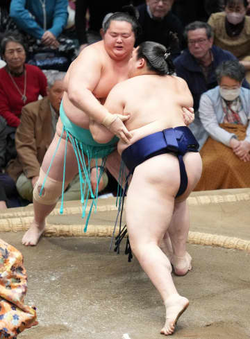横綱大の里が3連勝 大関琴桜寄り切りで下し9勝目 7場所連続2桁星に王手