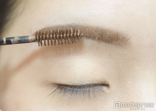毛の流れに逆らってマスカラを塗る／写真・MAKO（C）モデルプレス