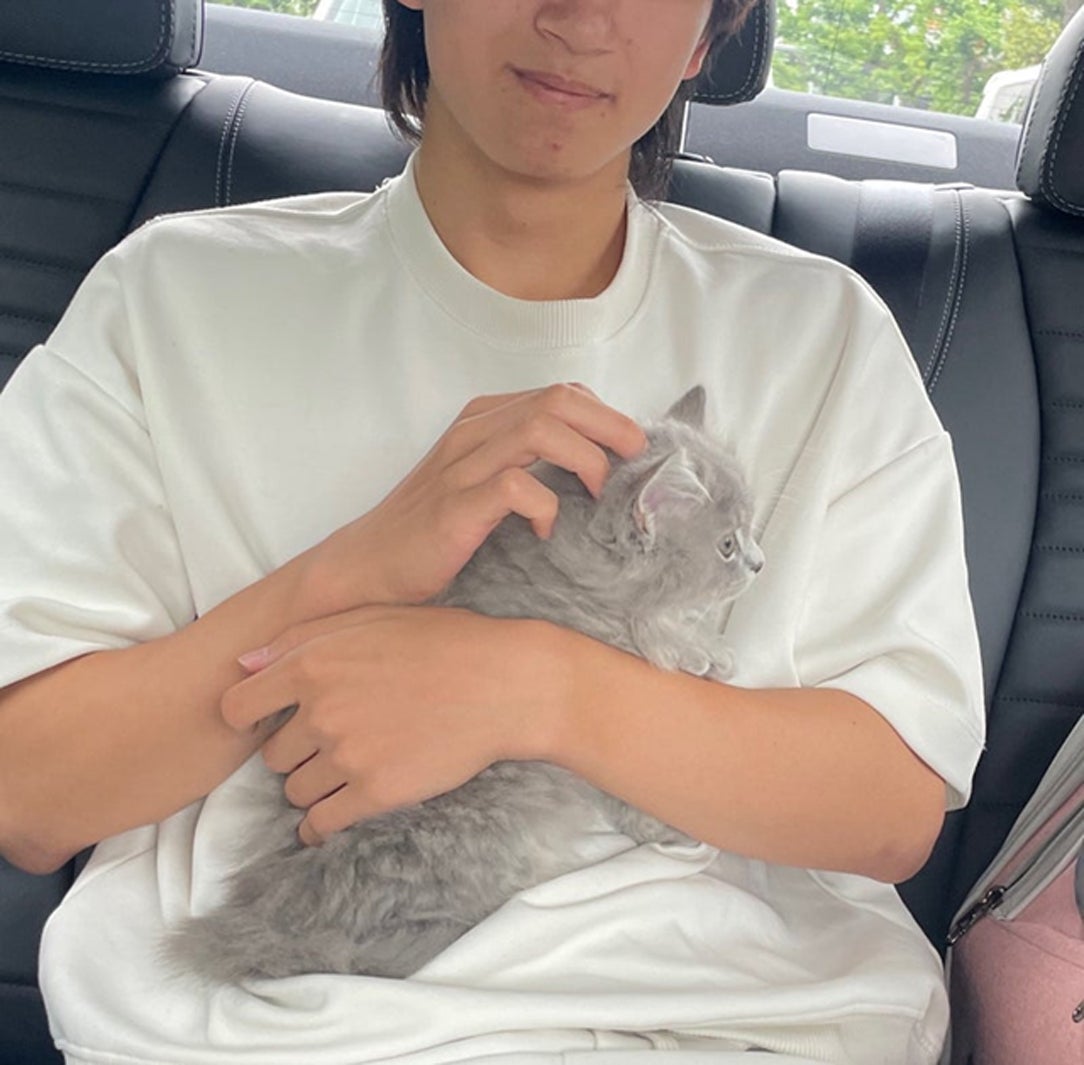 息子＆愛猫・ミルリィちゃん／高橋克典オフィシャルブログより