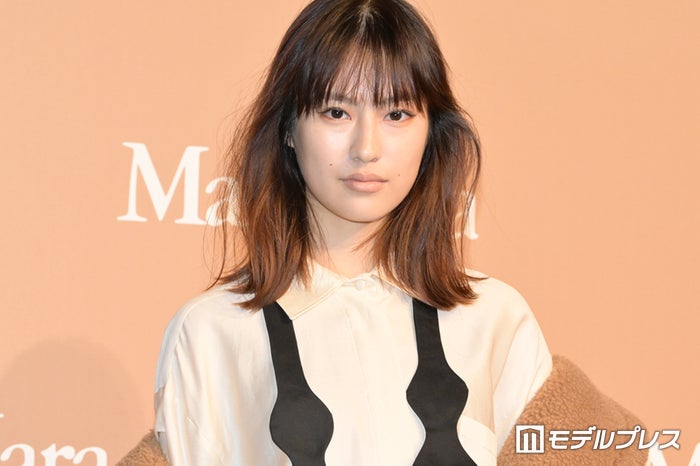 恒松祐里、美脚際立つドレスショット公開「クールで素敵」「シルエットが美しい」と話題