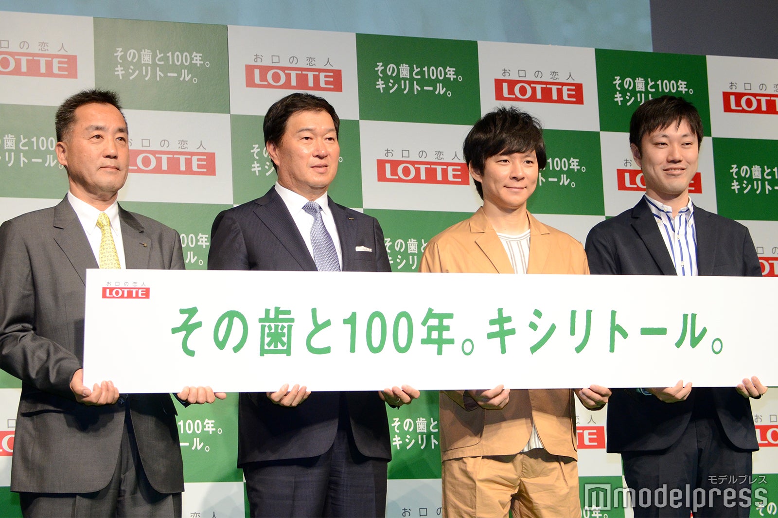 （左から）羽村章教授、牛膓栄一社長、渡部建、石川善樹先生（C）モデルプレス