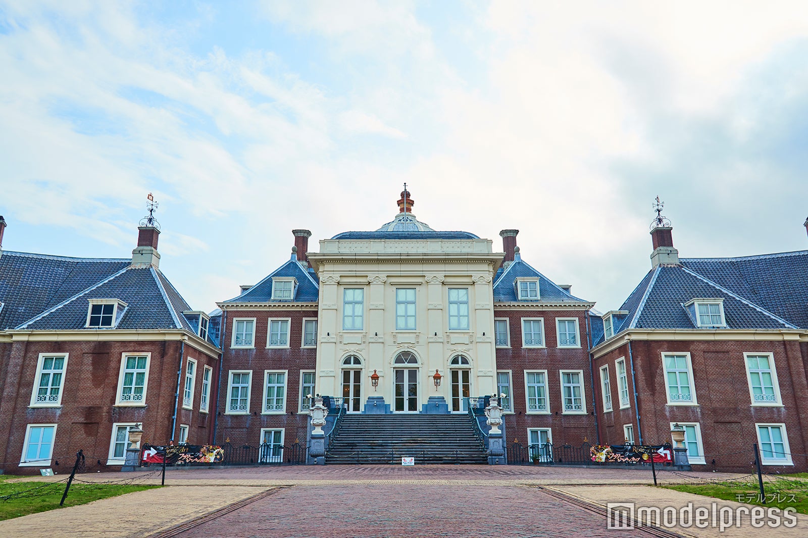 外観はもちろん、トップドームの王冠も現地と同じデザイン・形を再現（C）モデルプレス