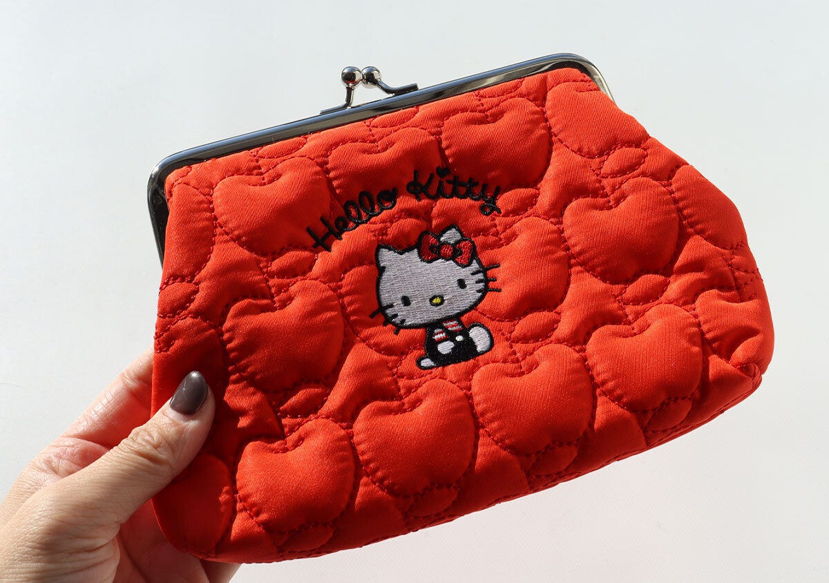 宝島社雑誌付録リンネル3月号増刊のハローキティのリンゴ柄のキルティング！刺しゅう入りがま口ポーチ2