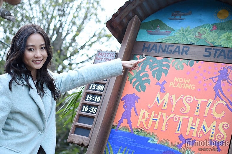 「ハンガーステージ」前の看板／モデル：阿井莉沙