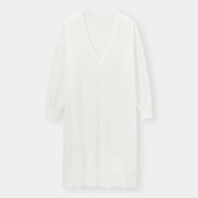 白のVネックニットワンピ