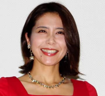 夫は元カープ監督 元アイドルのかな子夫人が抱擁「普通の日常を送っていた私にサンタさんが！」ほっこりショットに反響「若々しい」「可愛すぎます」