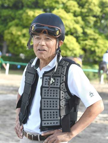 今度は元弟子の厩舎へ！ 国枝栄元調教師が14日から奥村武厩舎で厩務員再開 元弟子の奥村武師「ヘルパー辞めてすぐで申し訳ないんですけど…。ありがたいです」
