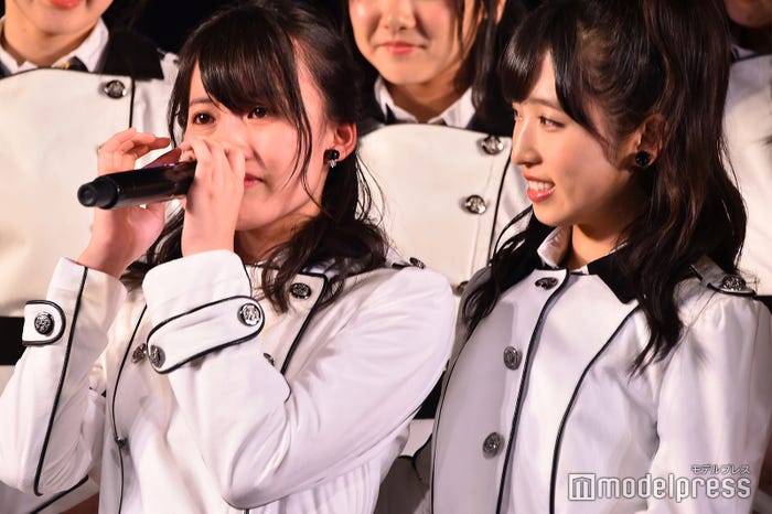 岡部麟に言葉をかける小栗有以(右)/AKB48岡部チームA「目撃者」公演(C)モデルプレス