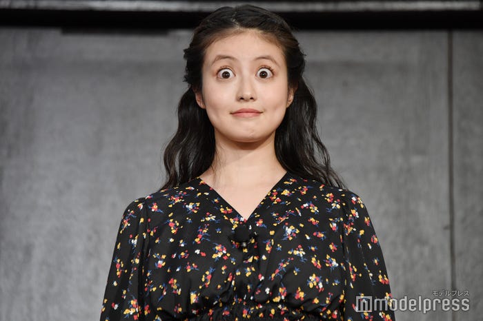 まぶたの可動域が大きいという特技を披露した今田美桜(C)モデルプレス