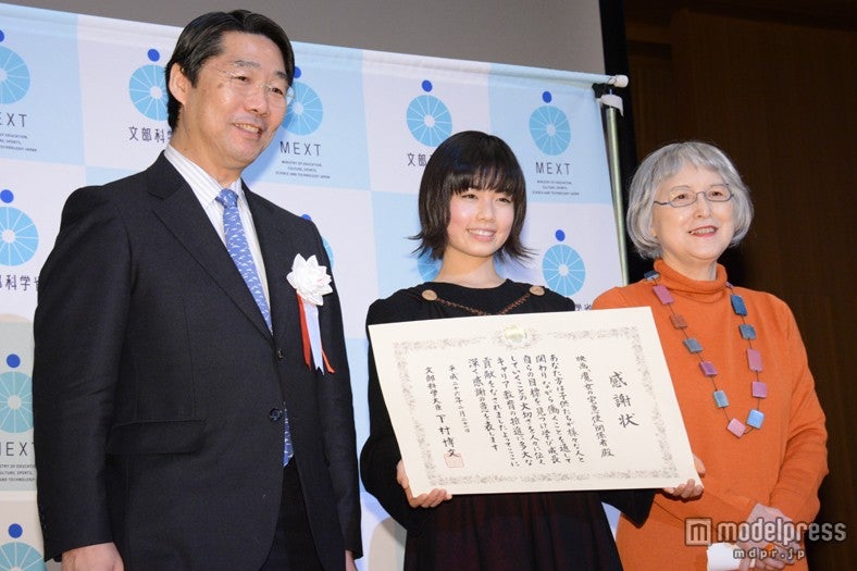 小芝風花（中央）、角野栄子氏（右）