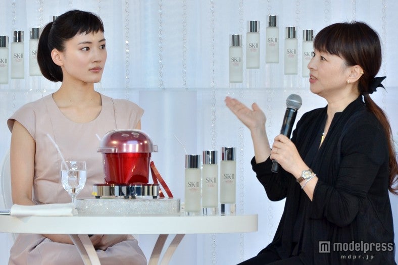 【左から】綾瀬はるか、ヘアメイク担当の中野明海