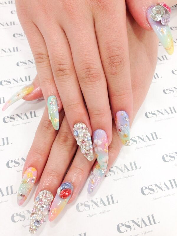 誰よりも目立てるカラフルネイル／画像提供：esNAIL