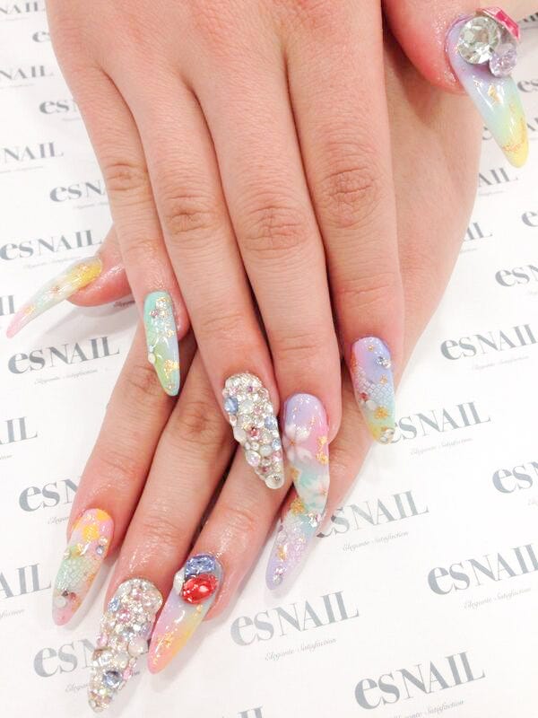 誰よりも目立てるカラフルネイル/画像提供:esNAIL