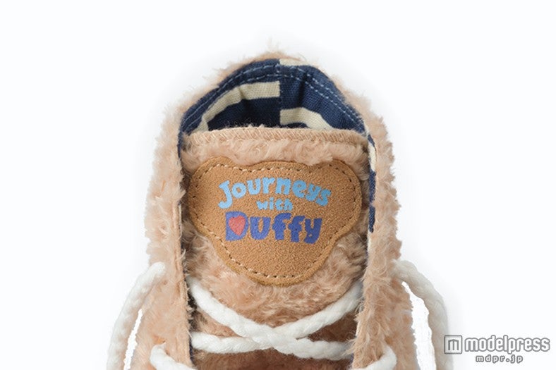 “ダッフィーのふわふわ”をイメージしたスニーカー（C）Disney