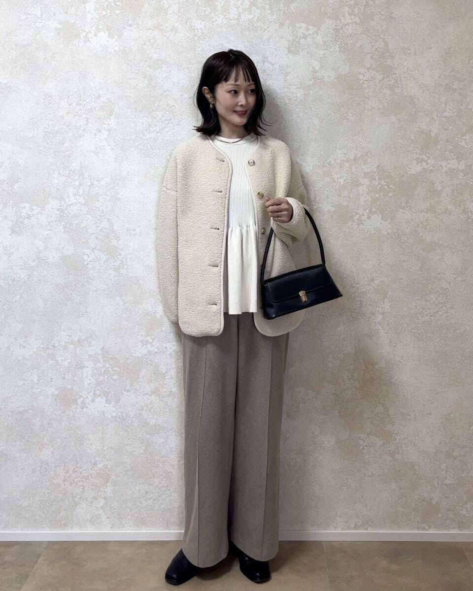 ユニクロボアフリースリラックスカーディガンと白ペプラムニットのきれいめコーデ