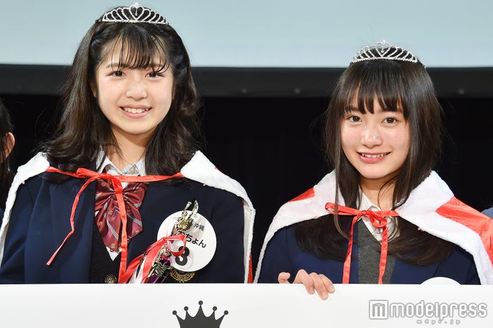 女子高生ミスコン2017-2018」九州・沖縄エリア予選/左から:グランプリ・りおちょんさん&準グランプリ・めいめいさん(C)モデルプレス