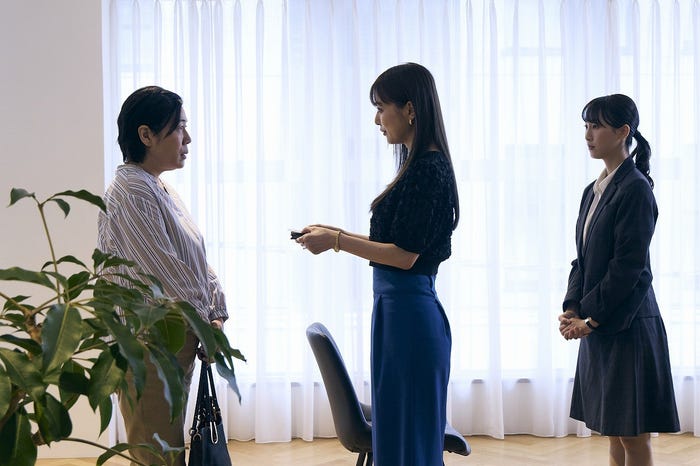 青木さやか、内田理央、松井玲奈「嗤う淑女」第2話より(C)東海テレビ・フジテレビ