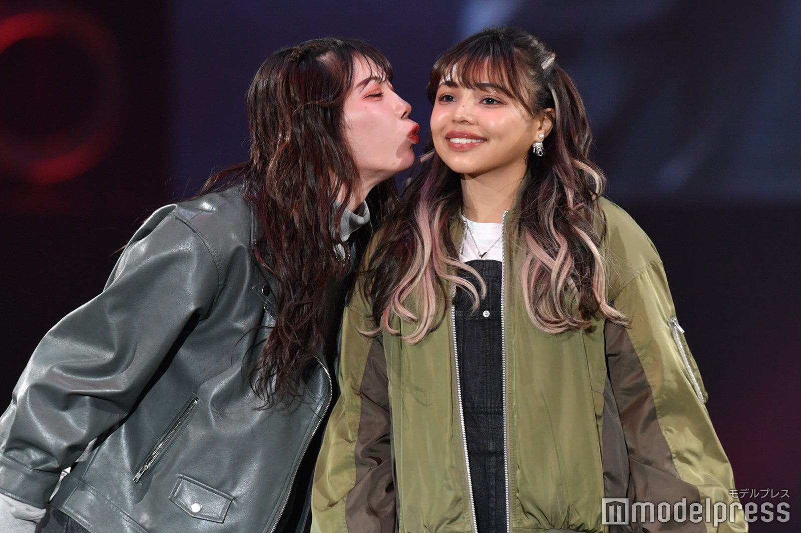 YouTubeグループ結成の聖秋流＆momo haha、ランウェイで突如頬にキス シミラールックがキュート＜札幌コレクション 2022 A／W＞