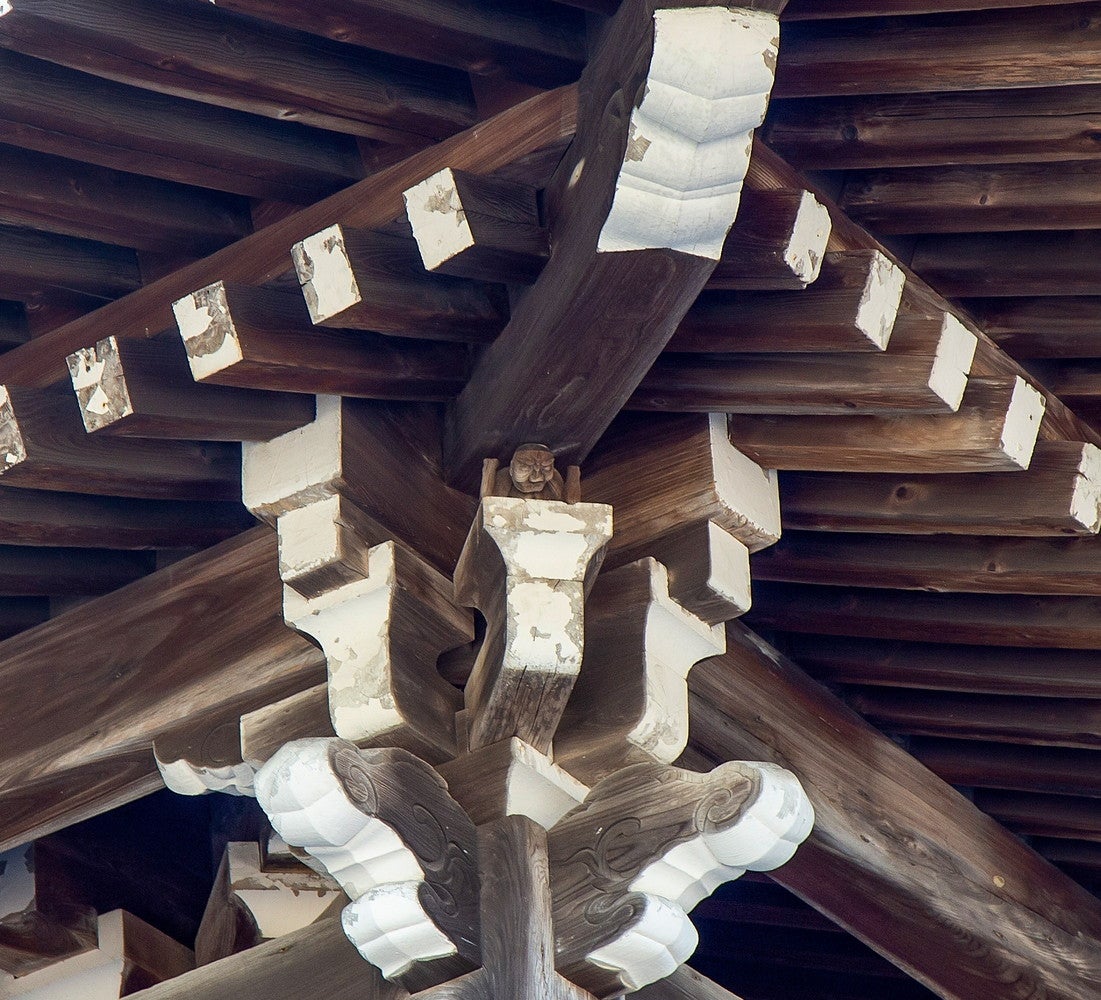 七不思議の一つである「屋根を守る邪鬼」（写真中央）魔除けの意味を持ち、本堂の前側は両手で、後ろ側は片手で屋根を支えています／提供画像