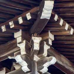 七不思議の一つである「屋根を守る邪鬼」(写真中央)魔除けの意味を持ち、本堂の前側は両手で、後ろ側は片手で屋根を支えています/提供画像