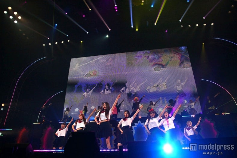 アンコールではメンバーがセーラー服姿で登場