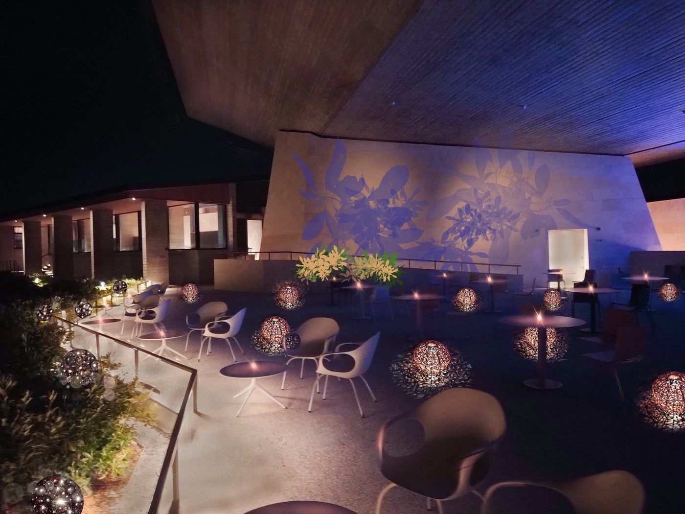 影が壁に映りこみ日中とは雰囲気を変えアートなムード