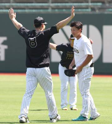 阪神 佐藤輝明がドラ1ルーキーに見せた姿 野手陣の雰囲気を象徴した一枚「違和感なくプレーできるように」2010年代には見られなかったシーン