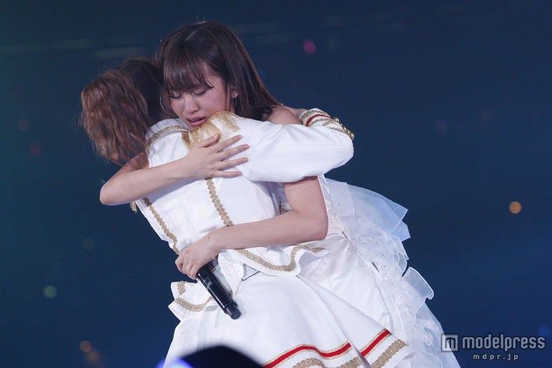 メンバーたちと抱き合い涙する前田敦子（C）AKS