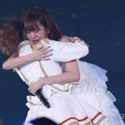 メンバーたちと抱き合い涙する前田敦子(C)AKS