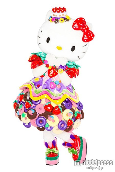 いちごやスイーツをモチーフにしたポップな衣装（C）2015 SANRIO CO．，LTD．（C）Sebastian Masuda（C）’76，’79，’84，’85，’88，’89，’93，’01，’05，’12，’13，’15 SANRIO